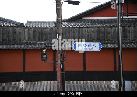 Verkehrsschild und Fußgängerampel auf Shijō-dōri im Zentrum von Kyoto, Japan. Stockfoto