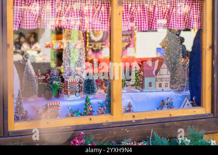 Weihnachtsausstellung mit Miniatur-Winterdorf im Schaufenster, dekoriert für die Weihnachtszeit Stockfoto