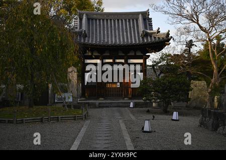 Landschaft mit malerischem Blick auf das Omotemon-Tor, den Haupteingang des buddhistischen Tempels Byōdō-in in Uji, Präfektur Kyoto Japan. Stockfoto