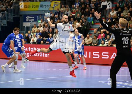 Adrian Sipos (MT Melsungen, #8) gegen Bertram Obling (VfL Gummersbach, #16) VfL Gummersbach gegen MT Melsungen, Handball, Daikin 1. Bundesliga, 15. Spieltag, Spielzeit 2024-2025, Schwalbe Arena Gummersbach, 16.12.2024 Foto: Eibner-Pressefoto/Jürgen Augst Stockfoto