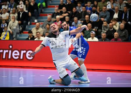 Dainis Kristopans (MT Melsungen, #10) gegen Teitur Einarsson (VfL Gummersbach 14) VfL Gummersbach vs. MT Melsungen, Handball, Daikin 1. Bundesliga, 15. Spieltag, Spielzeit 2024-2025, Schwalbe Arena Gummersbach, 16.12.2024 Foto: Eibner-Pressefoto/Jürgen Augst Stockfoto