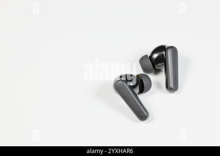Kabelloser Bluetooth-Kopfhörer oder -Ohrhörer oder -Kopfhörer, isoliert auf weißem Hintergrund. Stockfoto