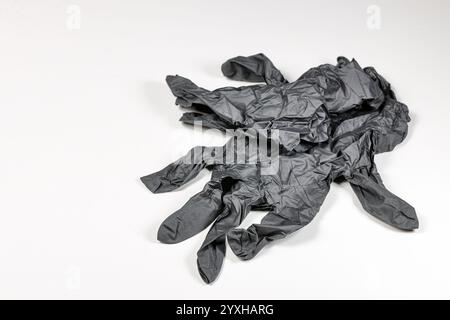 Leere schwarze Nitril-Schutzhandschuhe isoliert auf weißem Hintergrund Stockfoto