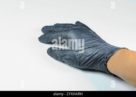 Hände in schwarzen Nitril-Schutzhandschuhen isoliert auf weißem Hintergrund. Stockfoto