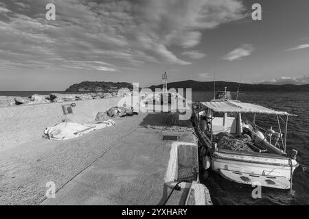 Fischerboote am Pier von Plaka. Stockfoto