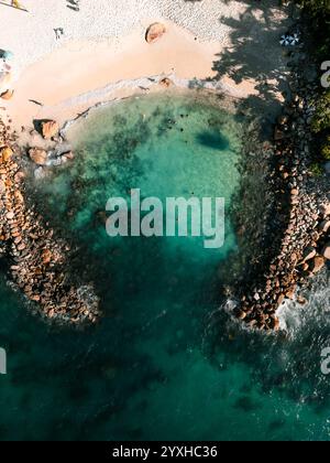 Blick von oben auf Playa Esmeralda in Puerto Vallarta, Mexiko, mit kristallklarem blauem Meereswasser. Stockfoto