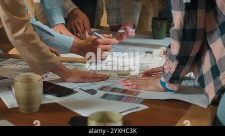 Kreatives Team Bürokollegen Architekten Ingenieure Designer diskutieren Bauplan Bauplan Bauplan Entwurf eines Diagramms zur Tischarchitektur Stockfoto