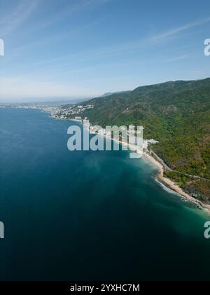 Weite Aussicht auf das türkisfarbene Meer und Puerto Vallarta in der Ferne. Stockfoto