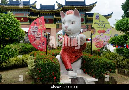Die berühmte lokale Wahrzeichen weiße Katze auf Padungan, Kuching, Malaysia beim chinesischen Neujahr in einer roten Tunika Stockfoto