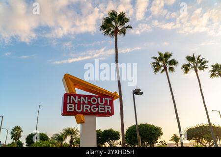 Los Angeles, USA - 30. Oktober 2024: Ein-n-Out-Burger-Schild in der Nähe des Flughafens LAX, mit typisch kalifornischen Palmen am späten Nachmittag Stockfoto