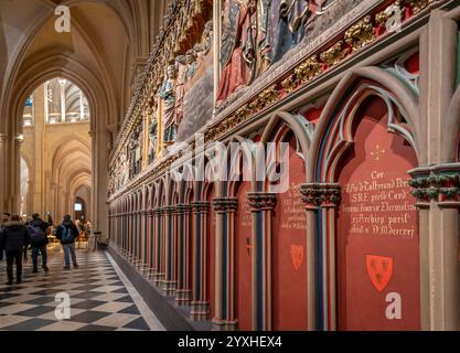 Paris, Frankreich - 12 16 2024: Notre Dame de Paris. Sehen Sie Details zur Südwand des Chorgeheges in der Kathedrale Stockfoto