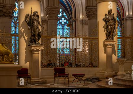 Paris, Frankreich - 12 16 2024: Notre Dame de Paris. Sehen Sie Statuen des Querschiffs in der Kathedrale Stockfoto