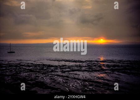 Vintage-Foto von einem Sonnenuntergang über dem Meer Stockfoto