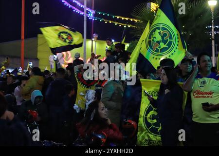 Mexiko-Stadt, Mexiko. Dezember 2024. Hunderte von Club America Fans besuchen das Coyote Monument in Ciudad Nezahualcóyotl, um zu feiern, nachdem Club America den ersten dreimaligen Champion in kurzen Turnieren und den 16. Platz in seiner Geschichte gewann. Am 15. Dezember 2024 in Mexiko-Stadt. (Foto: Carlos Santiago/Eyepix Group/SIPA USA) Credit: SIPA USA/Alamy Live News Stockfoto