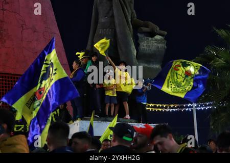 Mexiko-Stadt, Mexiko. Dezember 2024. Hunderte von Club America Fans besuchen das Coyote Monument in Ciudad Nezahualcóyotl, um zu feiern, nachdem Club America den ersten dreimaligen Champion in kurzen Turnieren und den 16. Platz in seiner Geschichte gewann. Am 15. Dezember 2024 in Mexiko-Stadt. (Foto: Carlos Santiago/Eyepix Group/SIPA USA) Credit: SIPA USA/Alamy Live News Stockfoto