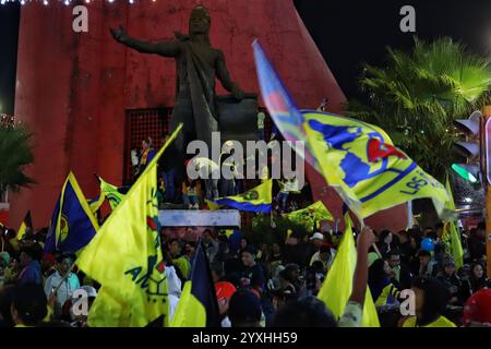 Mexiko-Stadt, Mexiko. Dezember 2024. Hunderte von Club America Fans besuchen das Coyote Monument in Ciudad Nezahualcóyotl, um zu feiern, nachdem Club America den ersten dreimaligen Champion in kurzen Turnieren und den 16. Platz in seiner Geschichte gewann. Am 15. Dezember 2024 in Mexiko-Stadt. (Foto: Carlos Santiago/Eyepix Group/SIPA USA) Credit: SIPA USA/Alamy Live News Stockfoto