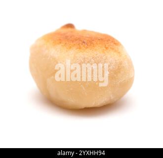 Pastell de yema, kandiertes Eigelb, bedeckt mit Marzipan, einer der vielen spanischen Süßigkeiten, die typisch mit Weihnachten verbunden sind Stockfoto