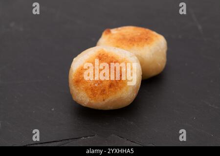 Pastell de yema, kandiertes Eigelb, bedeckt mit Marzipan, einer der vielen spanischen Süßigkeiten, die typisch mit Weihnachten verbunden sind Stockfoto