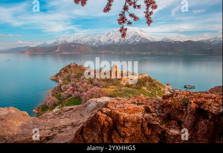 Akdamar-Insel in Van Lake. Die armenische Kirche des Heiligen Kreuzes - Akdamar, Türkei Stockfoto