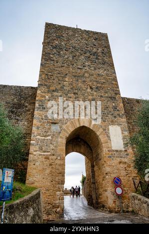 Monteriggioni, Italien – 19. September 2024: Das Südtor der mittelalterlichen Stadtmauer von Monteriggioni in Italien Stockfoto