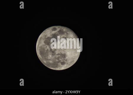 Mexiko-Stadt, Mexiko. Dezember 2024. Blick auf den Mond, bekannt als „Cold Moon“, ein Name, der aus den Traditionen der amerikanischen Ureinwohner stammt, die den letzten Vollmond des Jahres zu Ehren der intensiven Kälte und langen Nächte nannten, die den Winter ankündigen. Am 15. Dezember 2024 in Mexiko-Stadt. (Foto: Carlos Santiago/Eyepix Group/SIPA USA) Credit: SIPA USA/Alamy Live News Stockfoto