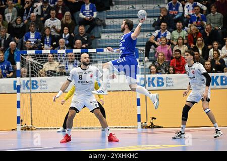 Teitur Einarsson (VfL Gummersbach 14) gegen Adrian Sipos (MT Melsungen, #8) VfL Gummersbach gegen MT Melsungen, Handball, Daikin 1. Bundesliga, 15. Spieltag, Spielzeit 2024-2025, Schwalbe Arena Gummersbach, 16.12.2024 Foto: Eibner-Pressefoto/Jürgen Augst Stockfoto