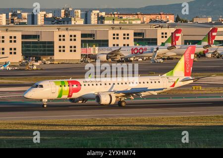 TAP Air Portugal Embraer Embraer E190LR Passagierflugzeug Taxi auf der Landebahn am Flughafen Humberto Delgado in Lissabon Stockfoto