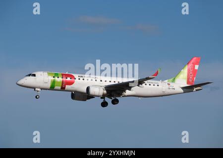 TAP Express Embraer E190LR Passagierflugzeug landet am Flughafen Humberto Delgado in Lissabon Stockfoto