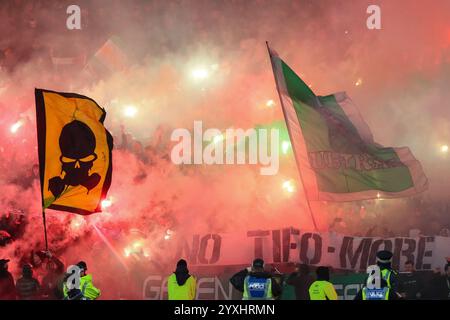 Die Green Brigade, auch bekannt als Celtic Ultras, Unterstützer des Celtic Football Club, die in der schottischen Premier Football Division spielen, Stockfoto