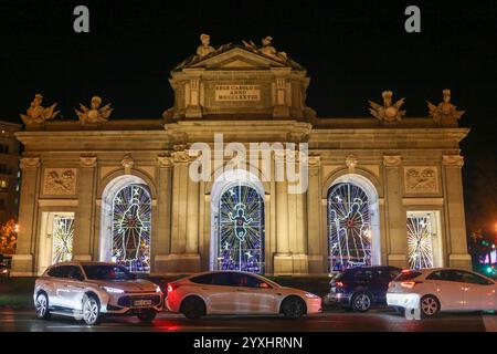 Madrid, Spanien, 16. Dezember 2024: Die Puerta de Alcalá mit einer Krippe, die während der Weihnachtsbeleuchtung in Madrid, am 16. Dezember 2024, in Madrid, Spanien, beleuchtet wird. Quelle: Alberto Brevers / Alamy Live News. Stockfoto