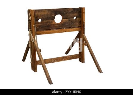 Mittelalterliche hölzerne Vorräte isoliert auf weißem Hintergrund, antike Strafvorrichtung, historische Justizausrüstung, alte Zurückhaltung Werkzeug für öffentliche Humili Stockfoto
