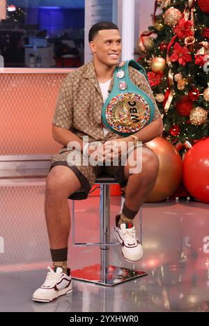 Doral, USA. Dezember 2024. DORAL, FLORIDA – 16. DEZEMBER: David Benavidez wird während der Univision-Serie Despierta America am 16. Dezember 2024 in Doral, Florida, in den Univision Studios vorgestellt. (Foto: Dax Tamargo/SIPA USA) Credit: SIPA USA/Alamy Live News Stockfoto