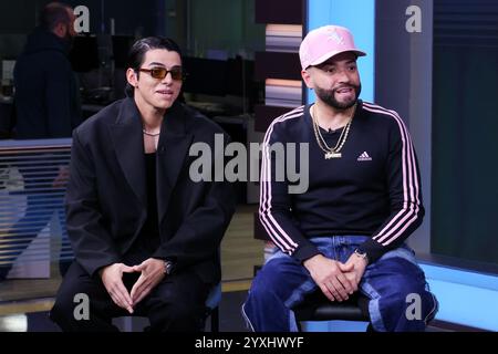 Doral, USA. Dezember 2024. DORAL, FLORIDA – 16. DEZEMBER: Maeso und Nacho werden während La Voz de la Mañana gesehen, um am 16. Dezember 2024 in den Univision Studios in Doral, Florida, ihr neues Lied Te Encontré zu promoten. (Foto: Dax Tamargo/SIPA USA) Credit: SIPA USA/Alamy Live News Stockfoto