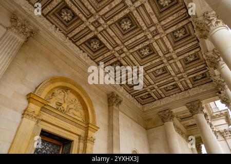 Blick nach oben auf die Decke des Eingangsportikus des Fitzwilliam Museum Cambridge Stockfoto