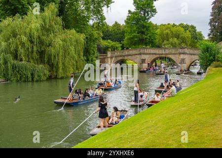 Punts auf dem Fluss Cam am Backlawn of Kings College Cambridge Stockfoto