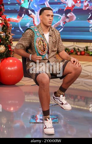 Doral, USA. Dezember 2024. DORAL, FLORIDA – 16. DEZEMBER: David Benavidez wird während der Univision-Serie Despierta America am 16. Dezember 2024 in Doral, Florida, in den Univision Studios vorgestellt. (Foto: Dax Tamargo/SIPA USA) Credit: SIPA USA/Alamy Live News Stockfoto