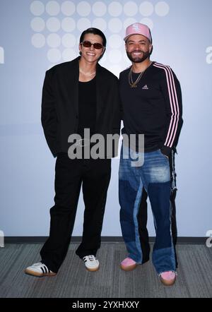 Doral, USA. Dezember 2024. DORAL, FLORIDA – 16. DEZEMBER: Maeso und Nacho werden während La Voz de la Mañana gesehen, um am 16. Dezember 2024 in den Univision Studios in Doral, Florida, ihr neues Lied Te Encontré zu promoten. (Foto: Dax Tamargo/SIPA USA) Credit: SIPA USA/Alamy Live News Stockfoto