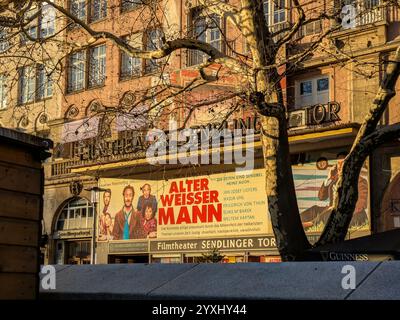 München, Deutschland. Dezember 2024. Das Filmtheater Sendlinger Tor in München, Bayern, Deutschland, am 16. Dezember 2024, Eröffnung 1913 am Sendlinger-Tor-Platz. Es ist das älteste noch existierende Großkino in München. Das Kino schließt 2025 aufgrund eines Pachtstreits. (Foto: Michael Nguyen/NurPhoto) Credit: NurPhoto SRL/Alamy Live News Stockfoto