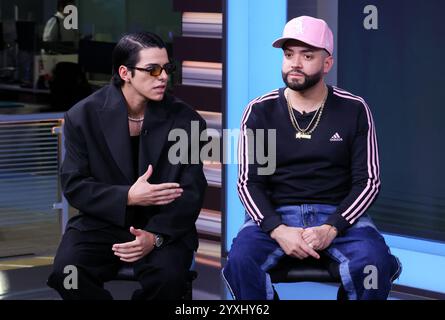 Doral, USA. Dezember 2024. DORAL, FLORIDA – 16. DEZEMBER: Maeso und Nacho werden während La Voz de la Mañana gesehen, um am 16. Dezember 2024 in den Univision Studios in Doral, Florida, ihr neues Lied Te Encontré zu promoten. (Foto: Dax Tamargo/SIPA USA) Credit: SIPA USA/Alamy Live News Stockfoto