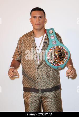 Doral, USA. Dezember 2024. DORAL, FLORIDA – 16. DEZEMBER: David Benavidez wird während der Univision-Serie Despierta America am 16. Dezember 2024 in Doral, Florida, in den Univision Studios vorgestellt. (Foto: Dax Tamargo/SIPA USA) Credit: SIPA USA/Alamy Live News Stockfoto