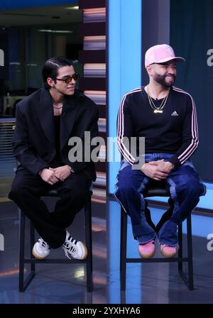 Doral, USA. Dezember 2024. DORAL, FLORIDA – 16. DEZEMBER: Maeso und Nacho werden während La Voz de la Mañana gesehen, um am 16. Dezember 2024 in den Univision Studios in Doral, Florida, ihr neues Lied Te Encontré zu promoten. (Foto: Dax Tamargo/SIPA USA) Credit: SIPA USA/Alamy Live News Stockfoto