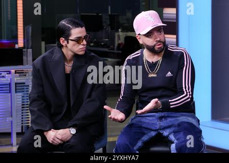 Doral, USA. Dezember 2024. DORAL, FLORIDA – 16. DEZEMBER: Maeso und Nacho werden während La Voz de la Mañana gesehen, um am 16. Dezember 2024 in den Univision Studios in Doral, Florida, ihr neues Lied Te Encontré zu promoten. (Foto: Dax Tamargo/SIPA USA) Credit: SIPA USA/Alamy Live News Stockfoto
