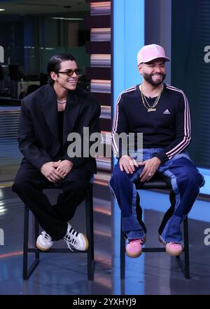 Doral, USA. Dezember 2024. DORAL, FLORIDA – 16. DEZEMBER: Maeso und Nacho werden während La Voz de la Mañana gesehen, um am 16. Dezember 2024 in den Univision Studios in Doral, Florida, ihr neues Lied Te Encontré zu promoten. (Foto: Dax Tamargo/SIPA USA) Credit: SIPA USA/Alamy Live News Stockfoto