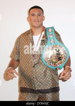Doral, USA. Dezember 2024. DORAL, FLORIDA – 16. DEZEMBER: David Benavidez wird während der Univision-Serie Despierta America am 16. Dezember 2024 in Doral, Florida, in den Univision Studios vorgestellt. (Foto: Dax Tamargo/SIPA USA) Credit: SIPA USA/Alamy Live News Stockfoto