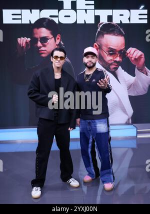 Doral, USA. Dezember 2024. DORAL, FLORIDA – 16. DEZEMBER: Maeso und Nacho werden während La Voz de la Mañana gesehen, um am 16. Dezember 2024 in den Univision Studios in Doral, Florida, ihr neues Lied Te Encontré zu promoten. (Foto: Dax Tamargo/SIPA USA) Credit: SIPA USA/Alamy Live News Stockfoto