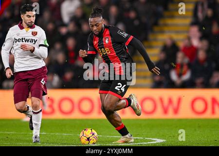 Bournemouth, Großbritannien. Dezember 2024. BOURNEMOUTH, ENGLAND – 16. DEZEMBER: Antoine Semenyo aus Bournemouth spielt mit dem Ball während des 16. Matchweek-Spiels der Premier League 2024/25 zwischen dem AFC Bournemouth und West Ham United FC im Vitality Stadium am 16. Dezember 2024 in Bournemouth. (David Horton/SPP) Credit: SPP Sport Press Photo. /Alamy Live News Stockfoto