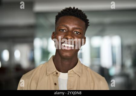 Nahporträt eines jungen glücklichen Afrikaners, der in die Kamera schaut. Kopfschuss Stockfoto