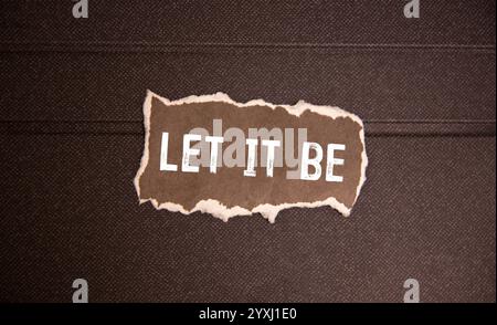 ARBEITEN WIR Text auf einem Sticky mit Tastatur ZUSAMMEN, Brille auf grauem Hintergrund Stockfoto