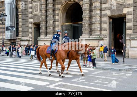 Zwei Polizisten reiten die Rue de Rivoli in Paris, Frankreich Stockfoto