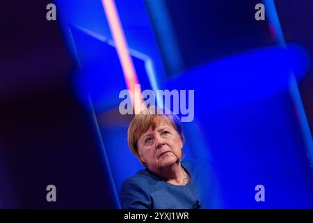 Ex-Bundeskanzlerin Angela Merkel CDU sitzt bei der Vorstellung ihres Buchs Freiheit. Erinnerungen 1954 - 2021 im Rahmen der lit. Köln auf der Bühne in der Flora. Köln, 16.12.2024 Poolbild - dpa-Pool Nordrhein-Westfalen Deutschland *** ehemalige Bundeskanzlerin Angela Merkel CDU sitzt auf der Bühne bei der Präsentation ihres Buches Freiheit Erinnerungen 1954 2021 im Rahmen von lit Cologne in der Flora Cologne, 16 12 2024 Poolbild dpa Pool Nordrhein Westfalen Deutschland Copyright: XRolfxVennenberndx Stockfoto